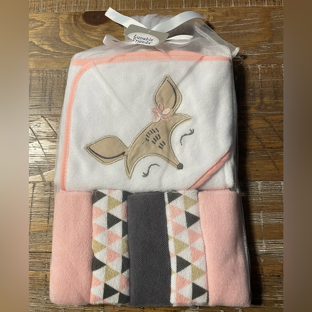 Luvable Friends hooded towel and 5 washcloths set, new with tag